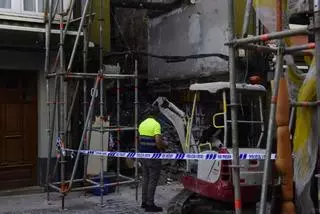 Trabajos de limpieza en el solar del edificio derribado en la calle Barrera
