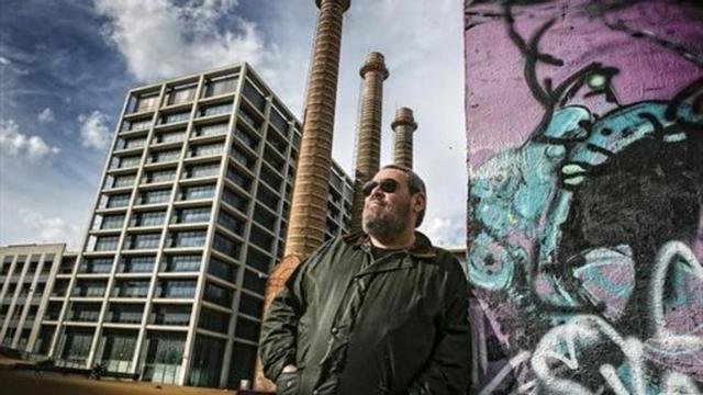 El cronista Xavier Theros posa en la plaza de las Tres Xemeneies, donde nacen dos grandes leyendas de la ciudad, la del Paral.lel y la del barrio chino.
