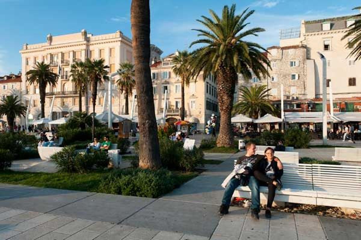 El paseo marítimo comunica el palacio con la zona medieval de Split.