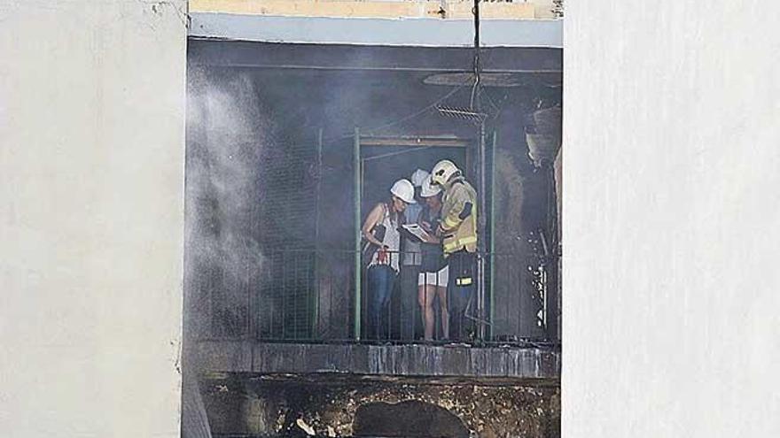 El acusado reconstruye cÃ³mo se produjo el incendio en el edificio ante la comisiÃ³n judicial.