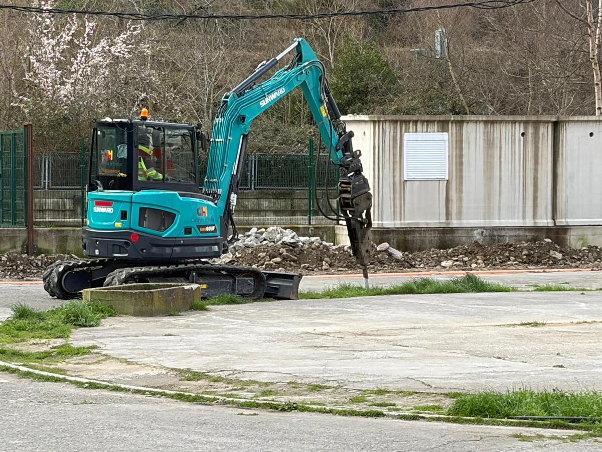 Una máquina, trabajando en el ferial de Cabañaquinta.