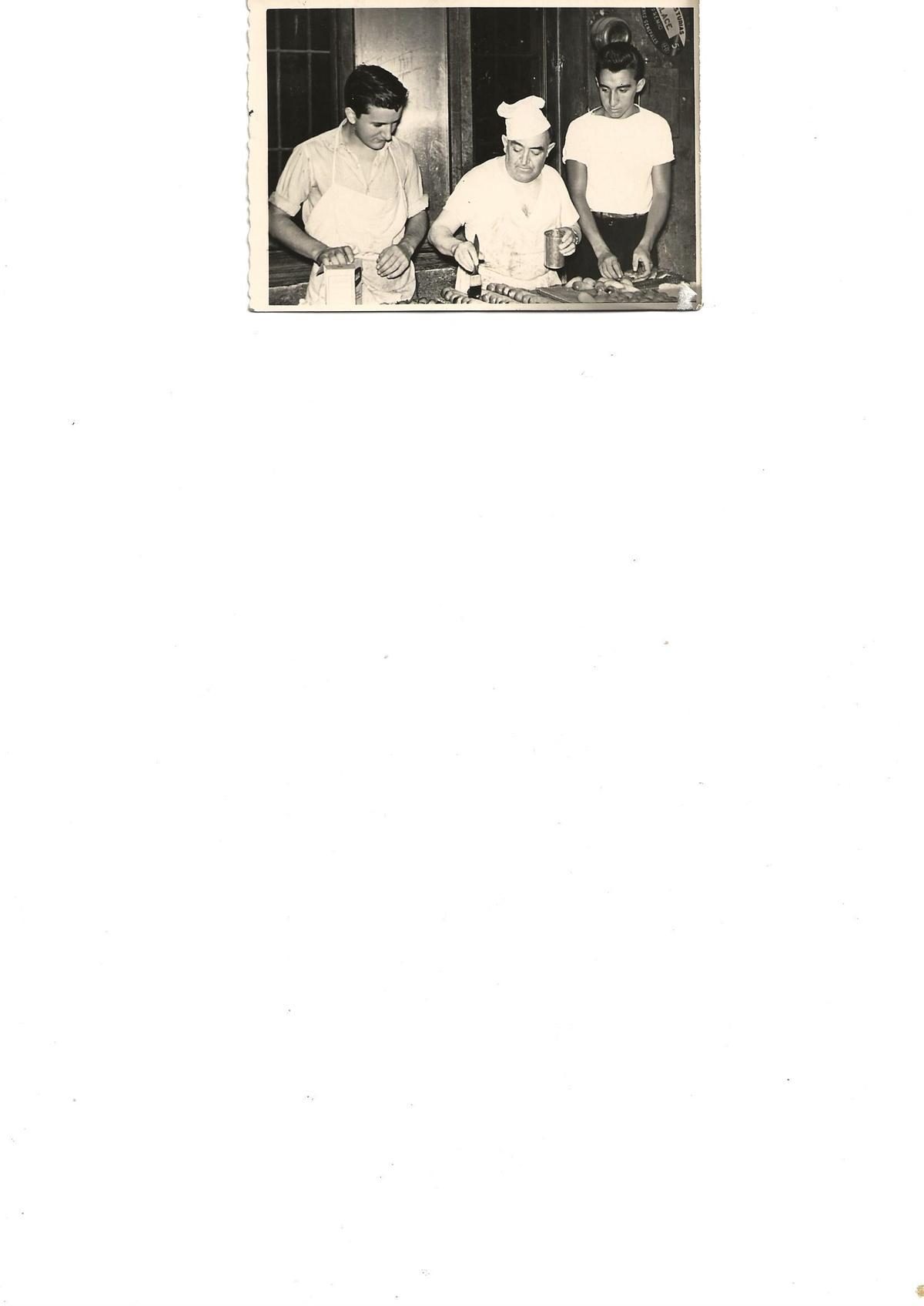 Federico Álvarez Huerga (en el centro) da retoques a unos pasteles en presencia de su hijo Federico Álvarez Cuervo (a la derecha ) y un aprendiz, en septiembre de 1958.