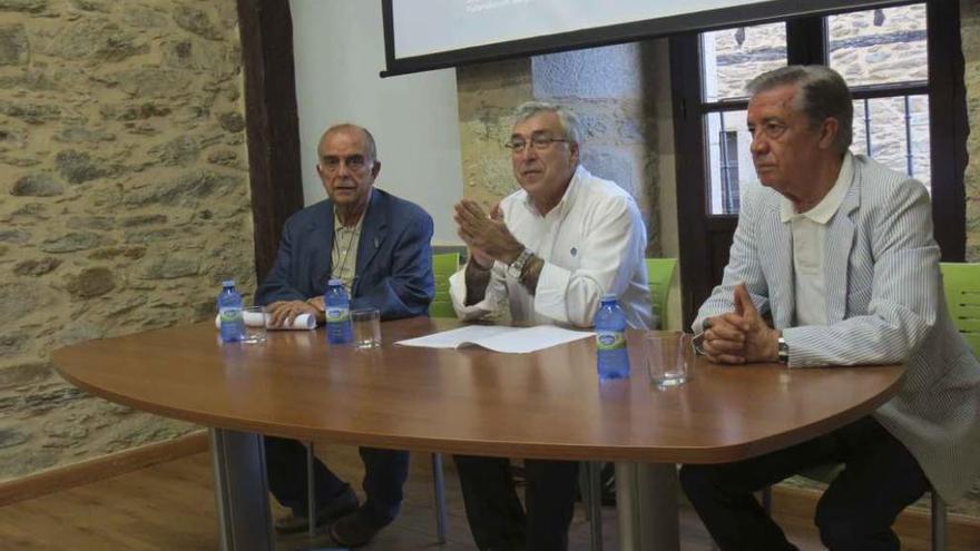 Blanco presenta el documental junto a Félix Navarro, izquierda, y el historiador Miguel Ángel Mateos.