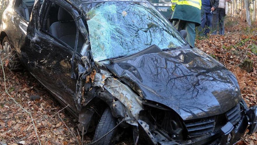 El coche que se salió de la vía en Tomeza.  // Rafa Vázquez