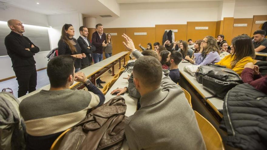 El vicerrector y equipo decanal tras el plante en el examen. | PILAR CORTÉS