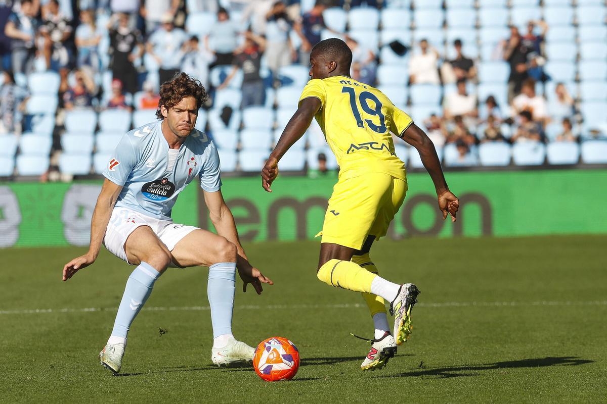 Vigo (Pontevedra), 04/23/2025.- The defense of Celta Marcos Alonso (I) fights a ball with the ivory striker of Villarreal Nicolas Pepe during the LaLiga match between Celta and Villarreal, this Wednesday at the Balaídos stadium, in Vigo. EFE / SALVADOR SAS