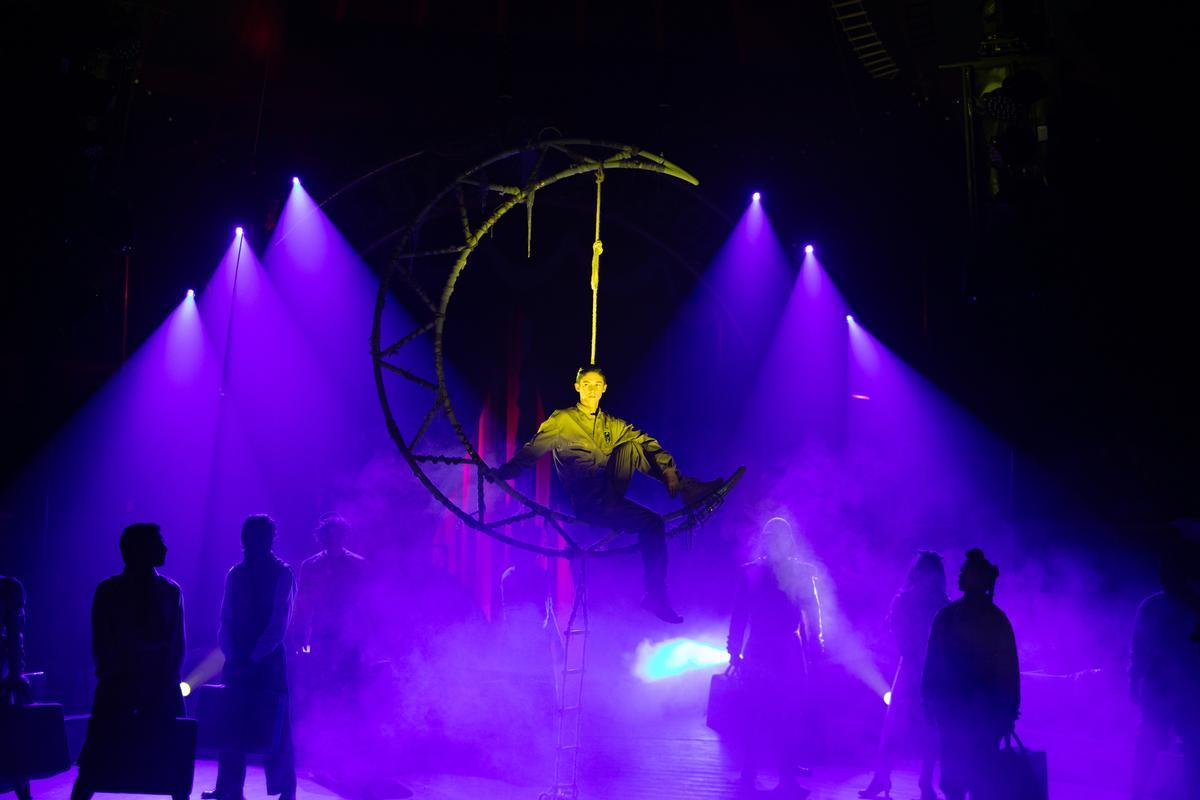 Un momento del show, al inicio del espectáculo Cyborg.