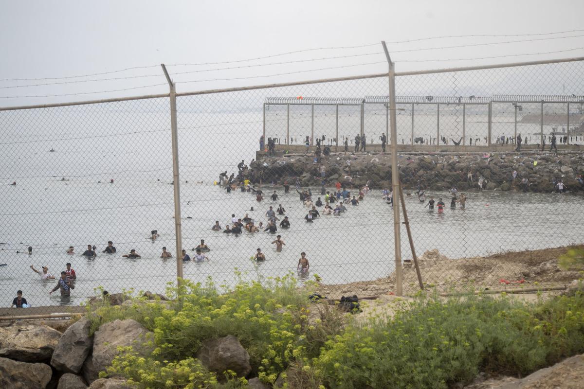 Decenas de personas seguían entrando en Ceuta a través del  mar el pasado viernes.