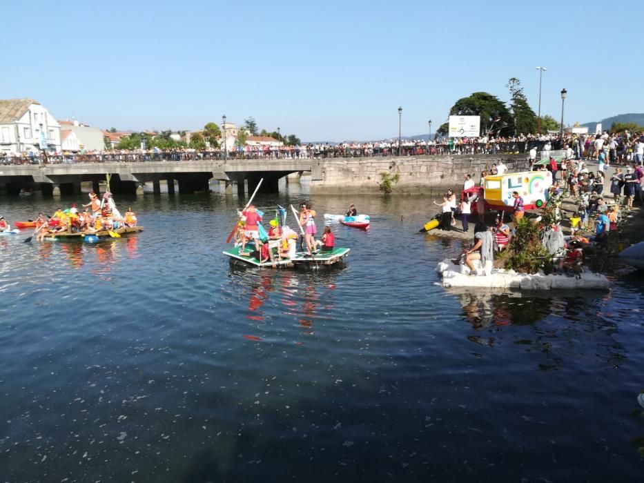 Decenas de embarcaciones improvisadas participan en la carrera "Flota como poidas"