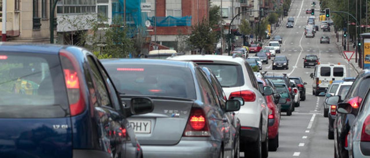 Tráfico denso en la Avenida de Castrelos // J. Lores