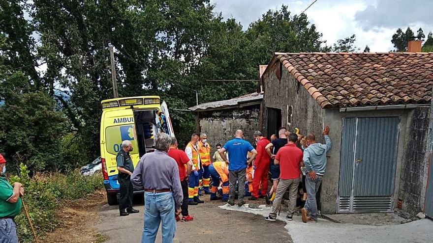 Traslado del vecino herido hasta la aeronave.   | // P.C. DE VILA DE CRUCES