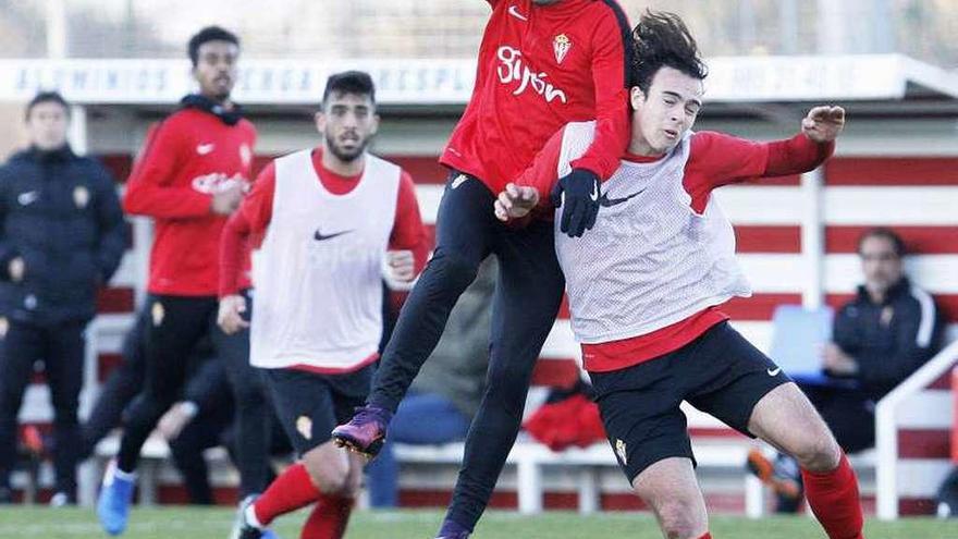 Pelayo Suárez disputa un balón con Carlos Castro en un entrenamiento.