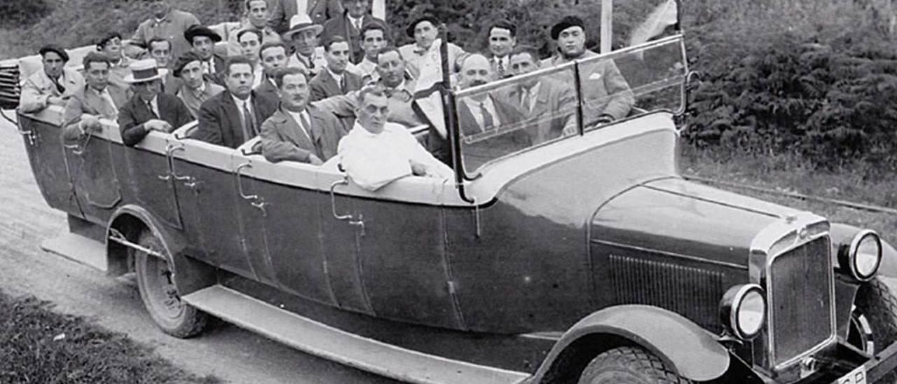 Un grupo excursionista del Ateneo Obrero de Gijón hacia 1932, en una imagen procedente del Muséu del Pueblu d&#039;Asturies.