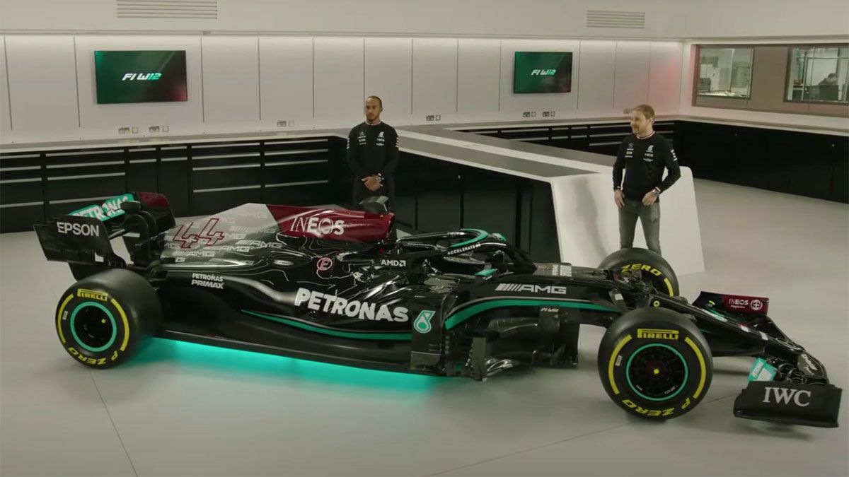 Hamilton y Bottas, junto al nuevo monoplaza de Mercedes para el Mundial 2021