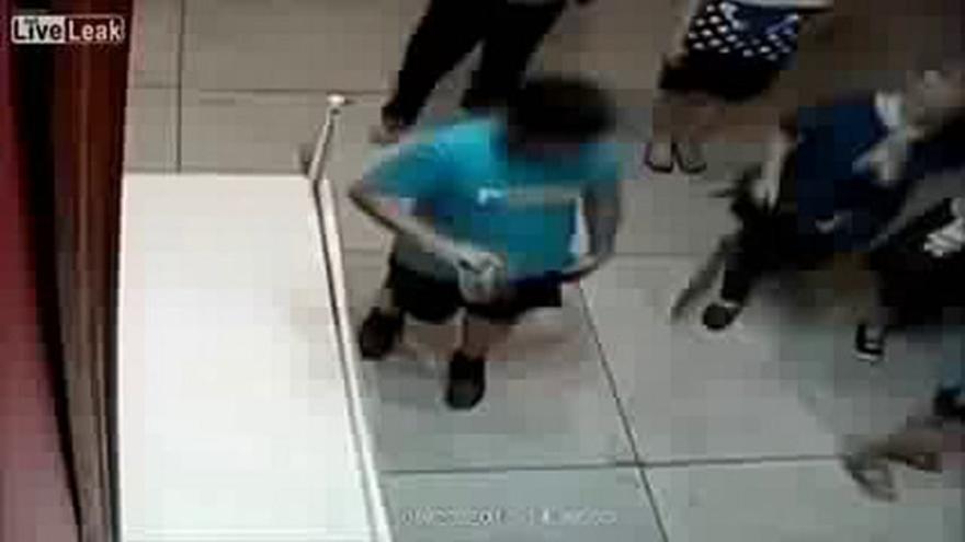 Un niño tropieza y rompe un cuadro en un museo de Taiwán