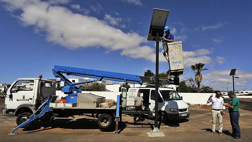 Instalación de farolas solares en Teguise.