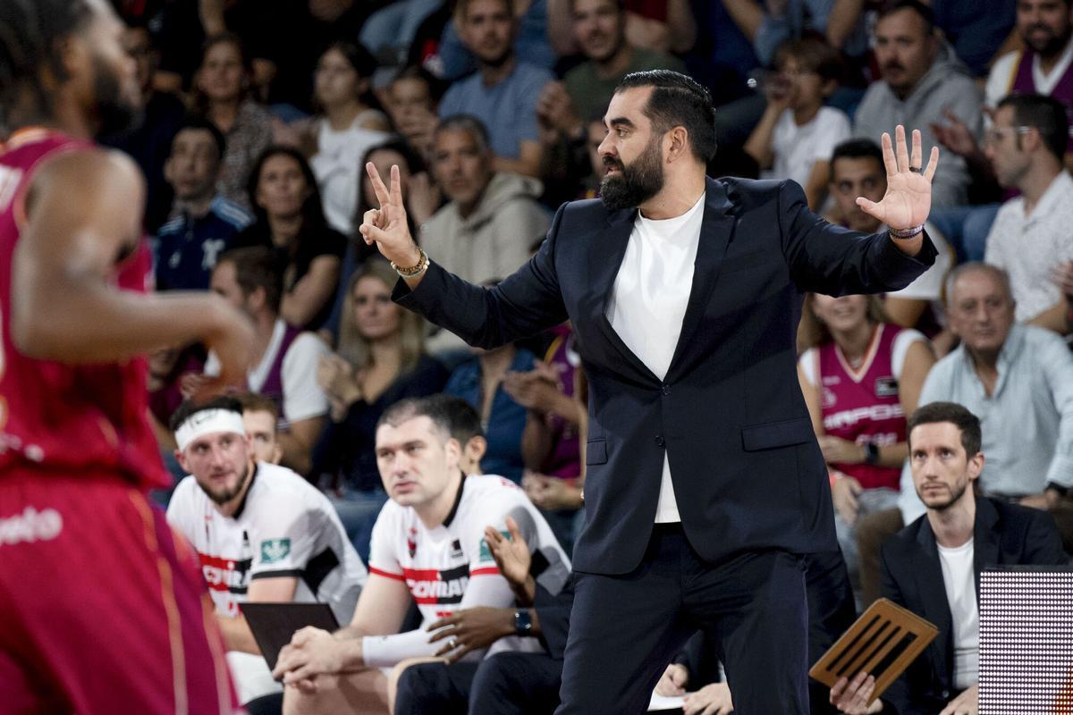 El entrenador del Coviran, Ramón Díaz, durante el partido ante el Hiopos Lleida