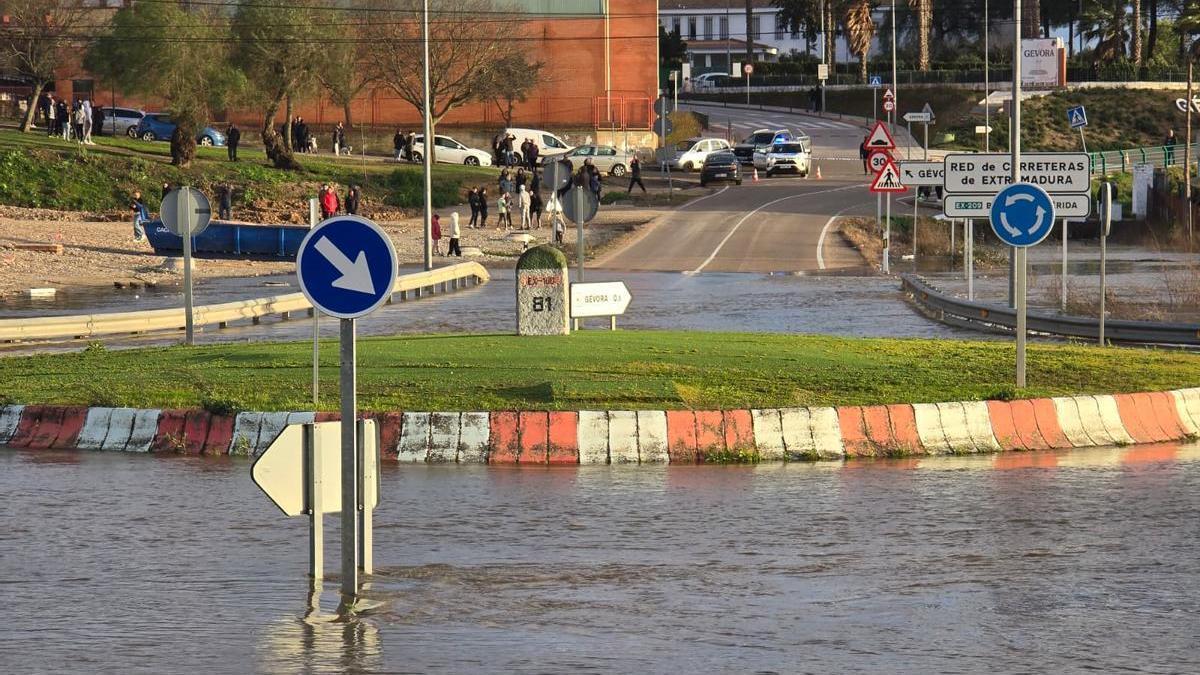 Videos | El agua corta el acceso a Gévora: ya no se puede pasar por la rotonda de la N-523