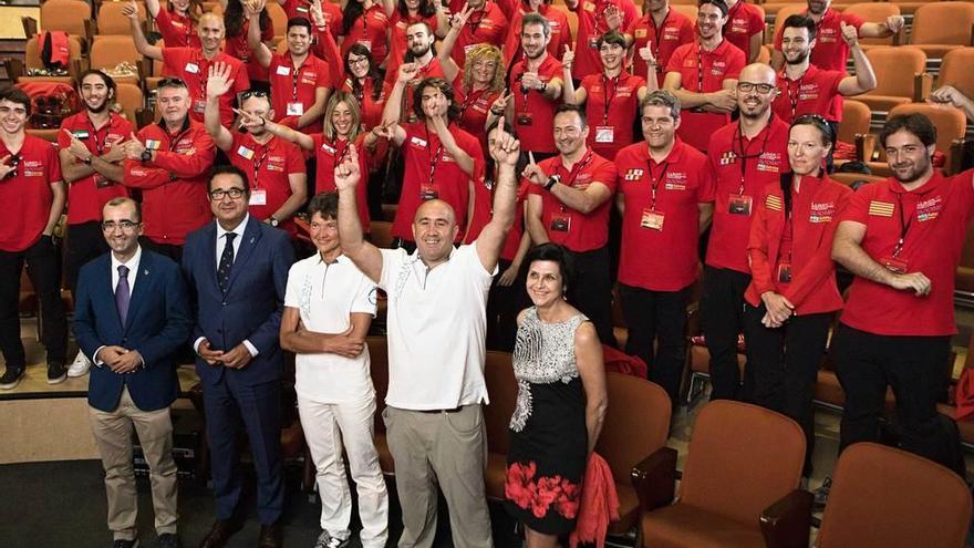 En primer término, de izquierda a derecha, José Víctor Rodríguez, Julio González Zapico, Carmen Domínguez, Carlos Caraglia y María Teresa Lana, ayer, en la Laboral, con los participantes en el certamen.