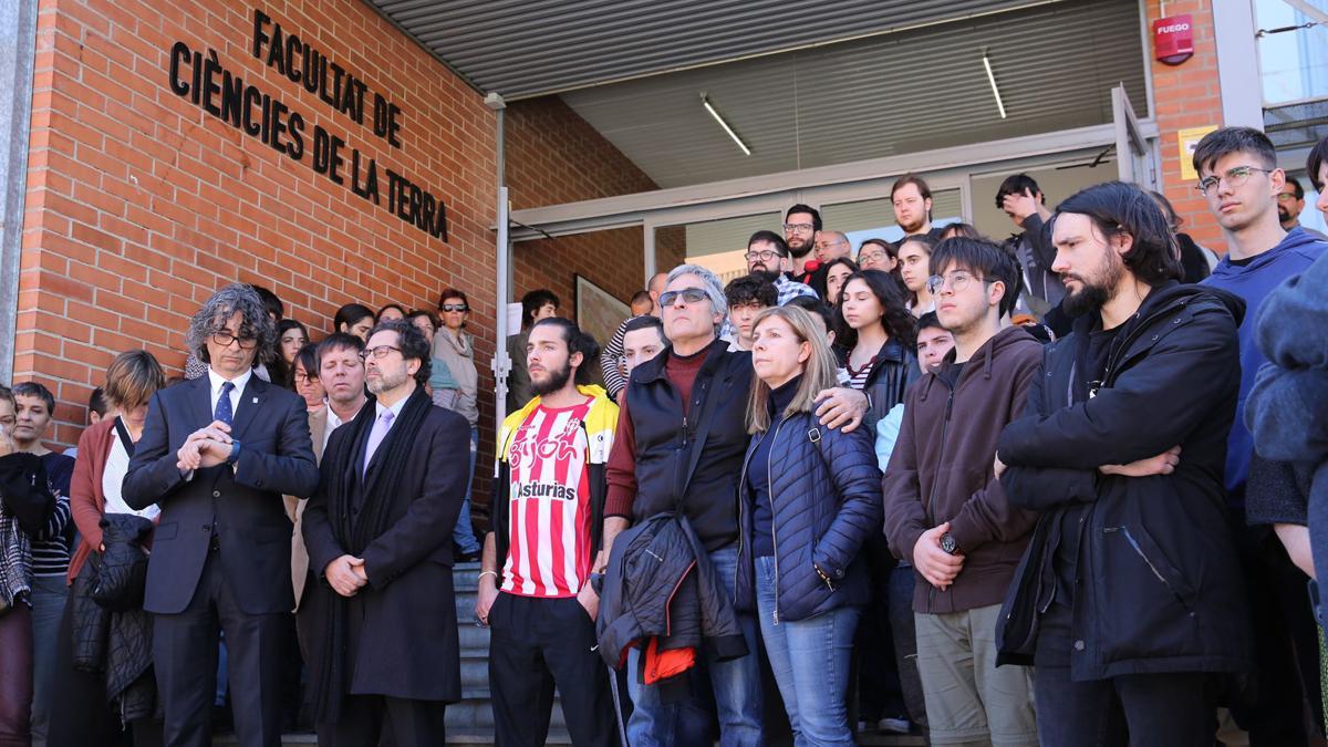 Minuto de silencio en la Facultat de Ciències de la Terra de Barcelona en homenaje a los tres geólogos fallecidos en Súria