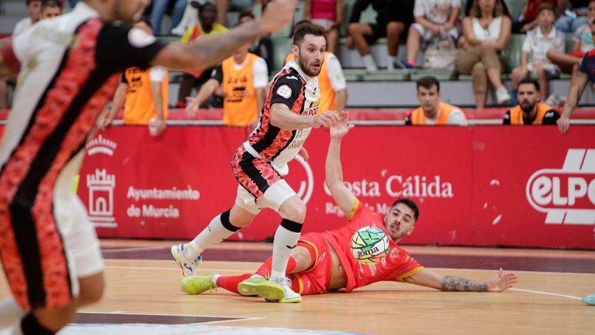 Perin despeja el balón desde el suelo en el partido entre ElPozo y el Córdoba Futsal.