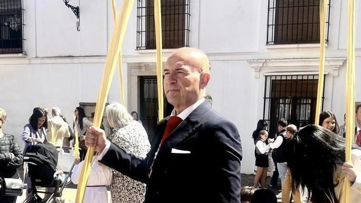 Guillermo Plano, concejal de VOX, representando al partido en el Domingo de Ramos.