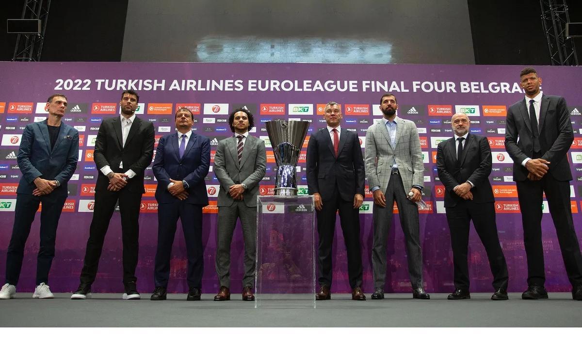 Los capitanes y entrenadores de los cuatro equipos de la Final Four posan con el trofeo