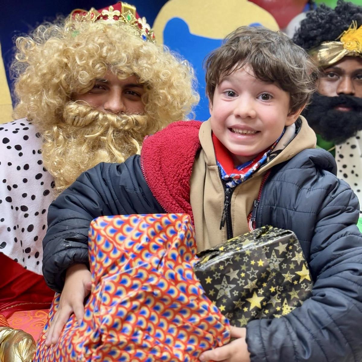 Un niño con un rey mago