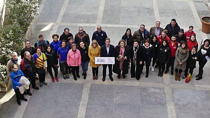 Autoritats i representants de clubs a la Diputació.