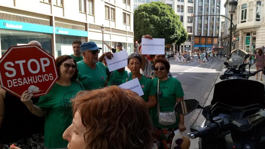 Activistas de la PAH concentrados frente a la sede de Bankia.