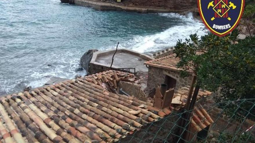 Tejado de una vivienda de Escorca hundido al caerle una roca.