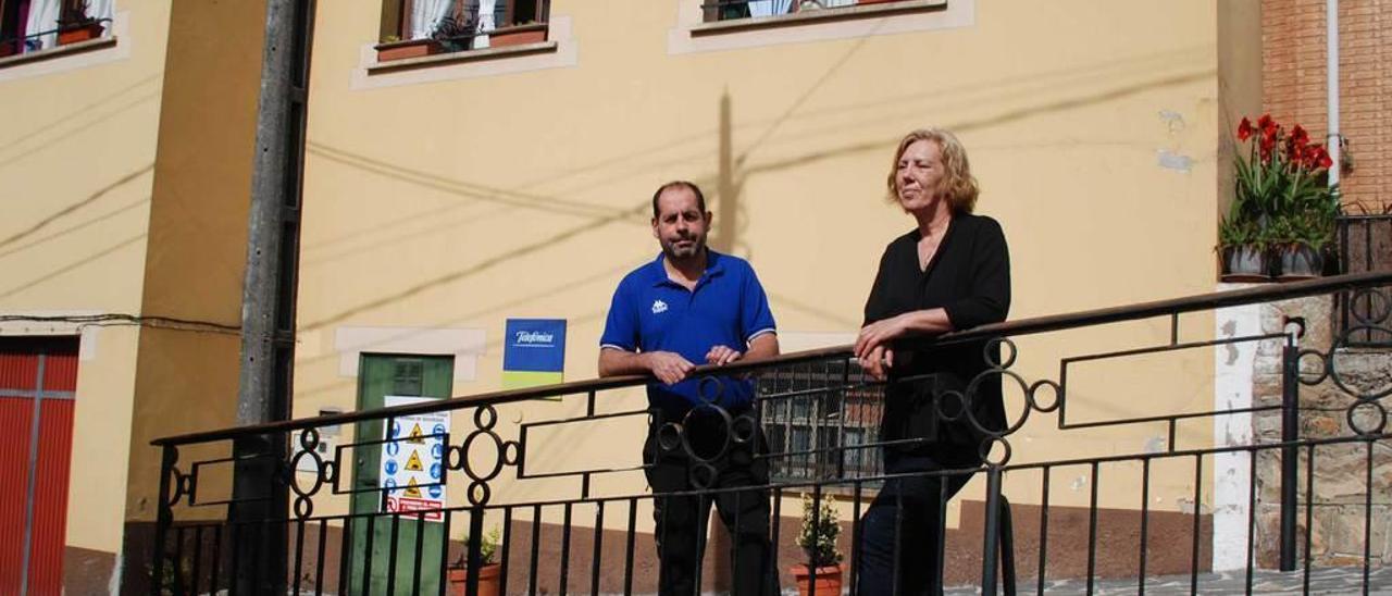 Los hermanos Montserrat y Javier González Bustillo, junto al edificio en el que se ubican la centralita de Telefónica y las dos viviendas de la familia afectadas por el ruido.