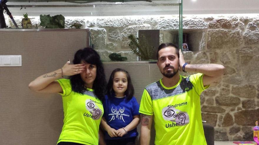 Daniela, con sus padres Ricardo Juste y Diana Alves, que visten las camisetas de su campaña divulgadora del síndrome de Usher.