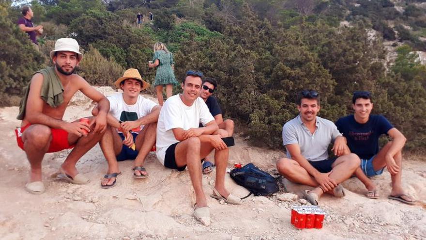  Marc, Albert, Marcel, Xavier, Albert y Roger, junto a sus latas de cerveza.