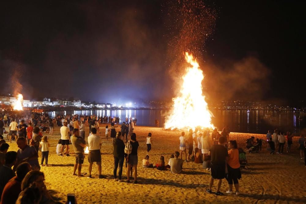 Cientos de personas acuden un año más al arenal de Nigrán para celebrar el inicio del verano entre fuego y diversión.