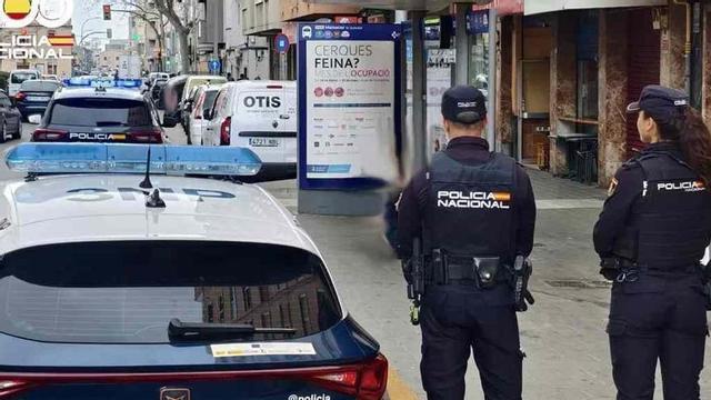 Dos policías, en la parada de autobús de la calle Manacor, en Palma, donde se produjo uno de los atracos.