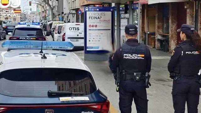 Dos policías, en la parada de autobús de la calle Manacor, en Palma, donde se produjo uno de los atracos.
