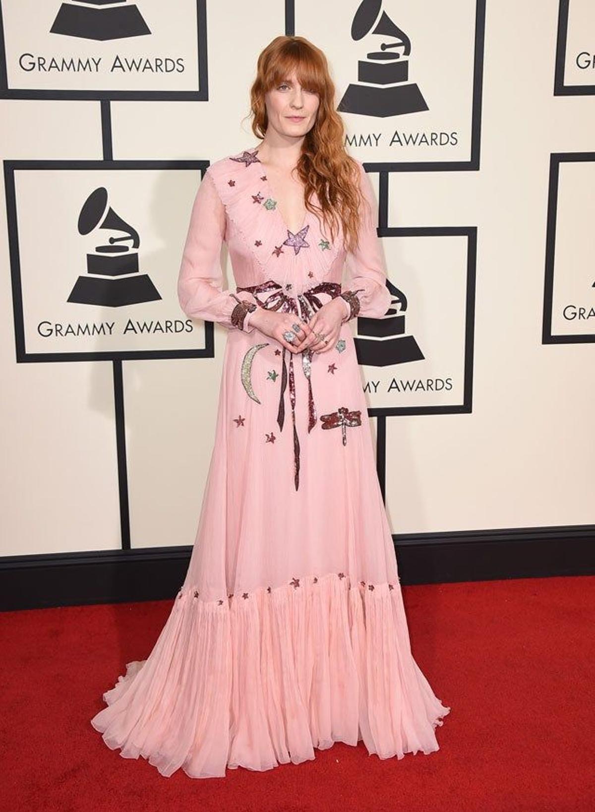 Florence Welch, de Gucci, en la alfombra roja de la 58 Edición de los Grammy.