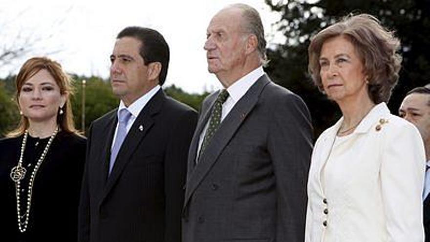 Los Reyes, Juan Carlos y Sofía, recibieron hoy oficialmente en el Palacio de El Pardo al presidente de Panamá, Martín Torrijos, acompañado de su esposa, Vivian Fernández, que se encuentra de visita de Estado a España con la que busca, como objetivo prioritario, eliminar a su país de la lista de paraísos fiscales.