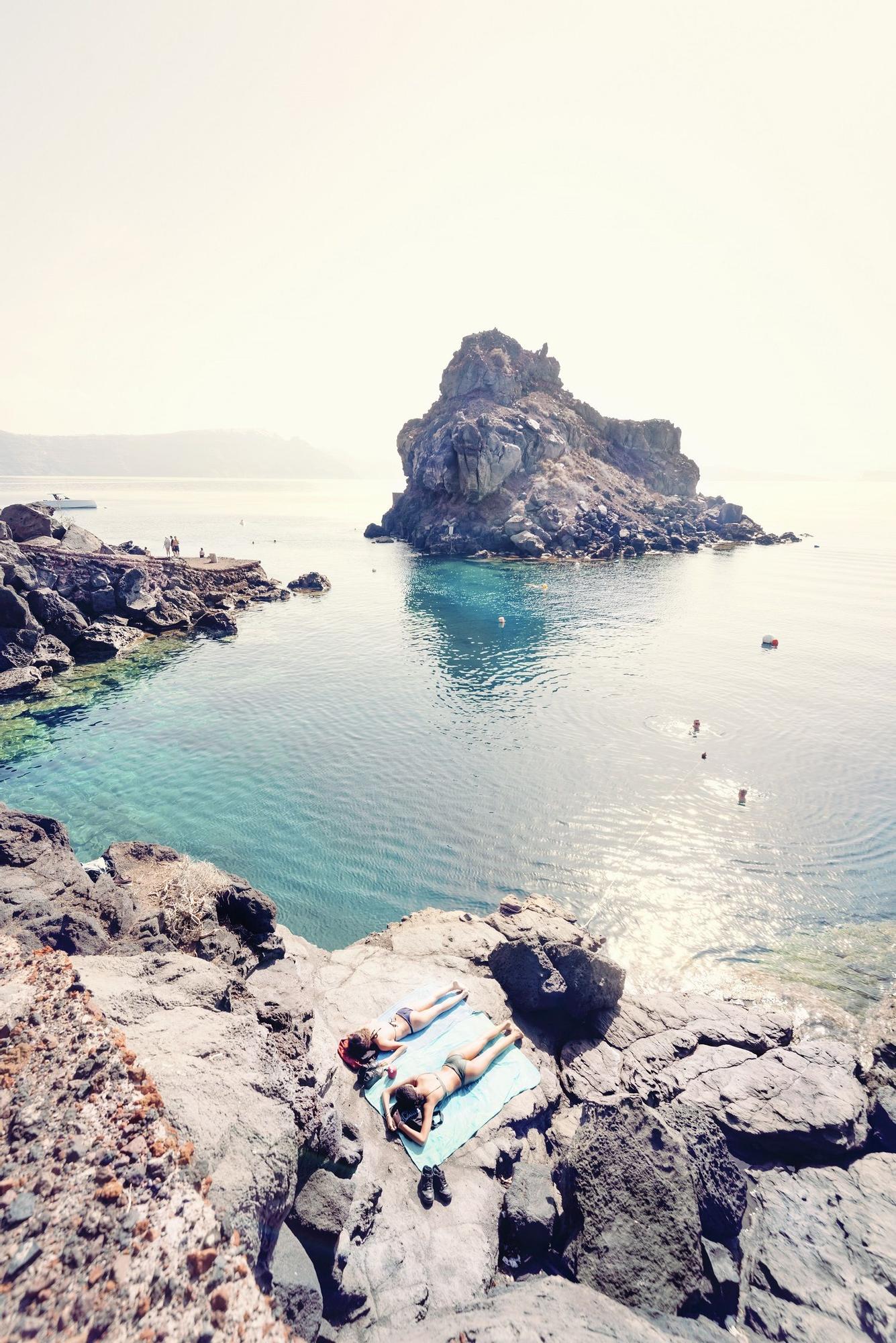 Santorini, más allá de las cúpulas típicas si nos alejamos un poco del bullicio se puede encontrar esta cala ideal para el baño.