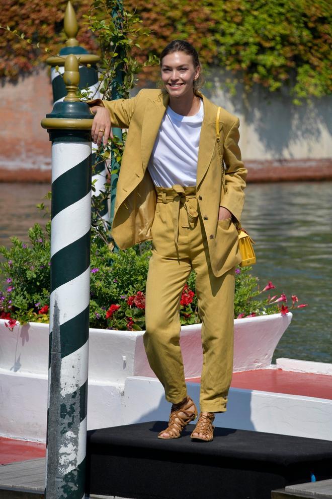 Arizona Muse con traje, camiseta y sandalias de tacón