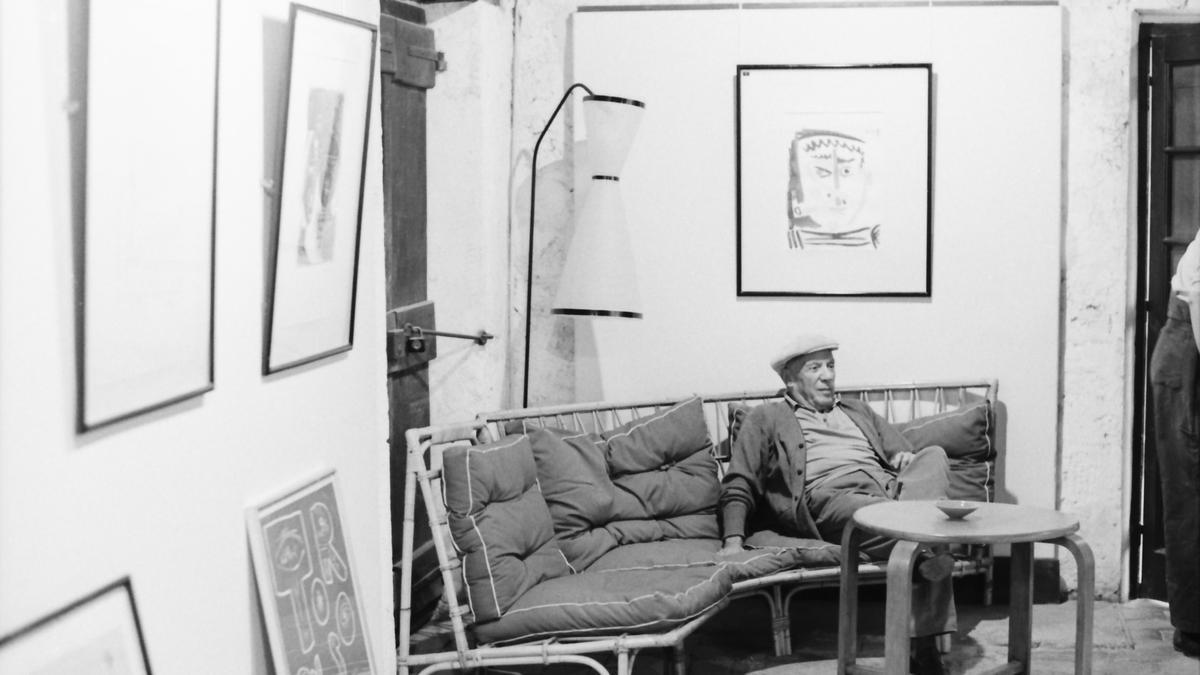 Picasso en el piso superior de Madoura. Detrás del artista aparece la aguatinta “El Fumador”, de 42 x 32 cm, realizada el 27 de agosto de 1964