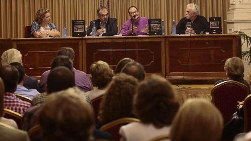 Lomba (2º por la izqda. en la mesa) durante la presentación.