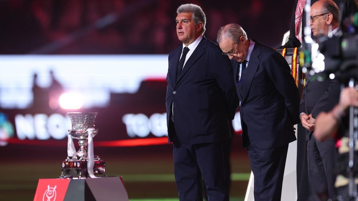 Laporta y Florentino, ante el trofeo de la Supercopa que ganó el Madrid al Barça en Riad.
