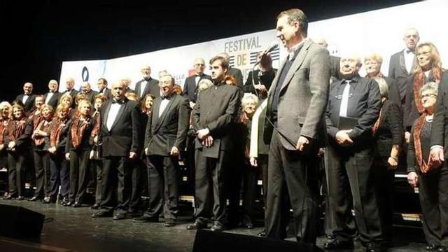 El alcalde con la coral polifónica María Auxiliadora. // FdV
