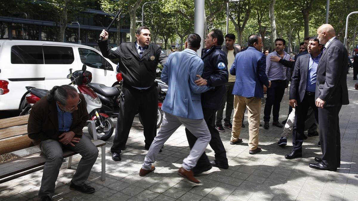 A las puertas de la Cambra de Comerç de Barcelona se ha producido hoy una pelea entre ciudadanos de origen paquistaní que participan en las elecciones a la entidad.