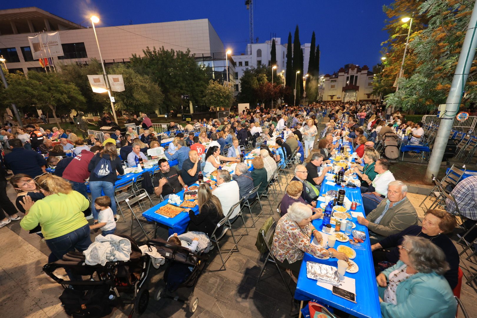 Búscate en la galería de fotos del 'sopar de pa i porta' en las fiestas de Almassora