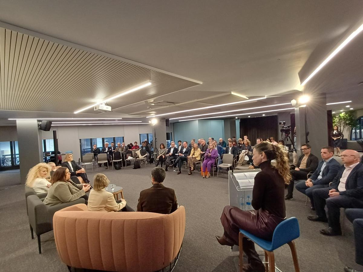 Imagen de la sala durante la mesa redonda en CaixaBank de Valencia.