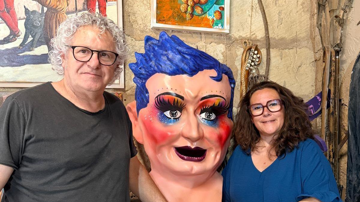 El restaurador Andreu Company y la alcaldesa Sonia Daudén, junto con el 'caparrot'