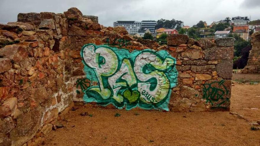 Pintada en uno de los muros del recuperado castillo de Eirís.